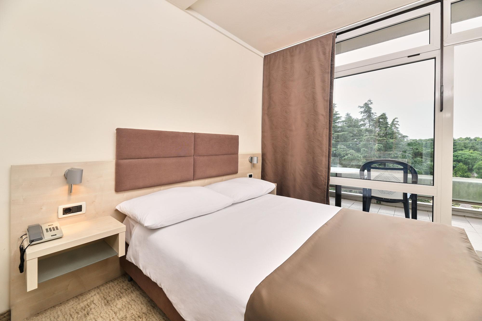 Hotel Mediteran Plava Laguna 3*